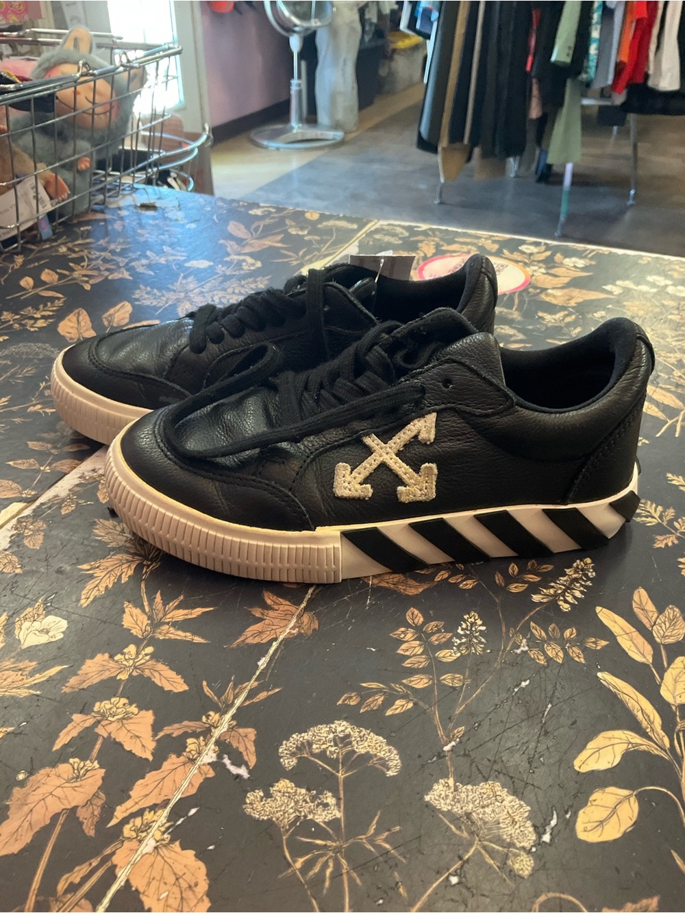 Off-White Black Leather Low-Top Sneakers with Diagonal Stripe Midsole